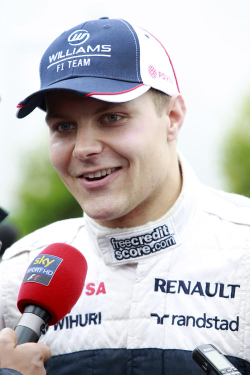 Valtteri Bottas atiende a la prensa tras la clasificación