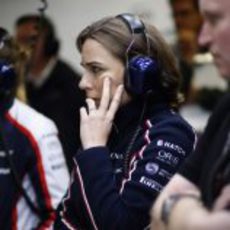 Claire Williams en el box de su equipo