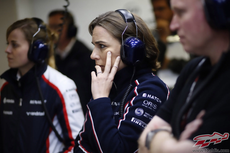 Claire Williams en el box de su equipo