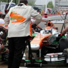 Cambio de neumáticos para Adrian Sutil