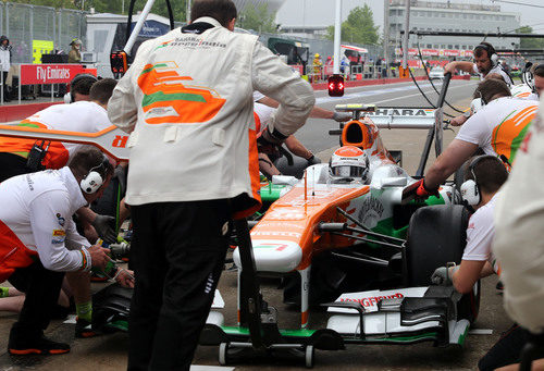 Cambio de neumáticos para Adrian Sutil