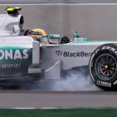 Lewis Hamilton bloquea neumáticos en los libres