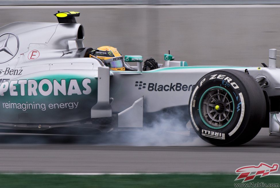 Lewis Hamilton bloquea neumáticos en los libres