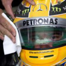 Limpiando el casco de Lewis Hamilton