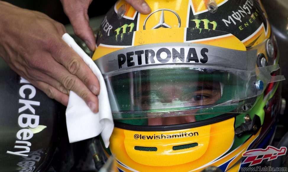 Limpiando el casco de Lewis Hamilton