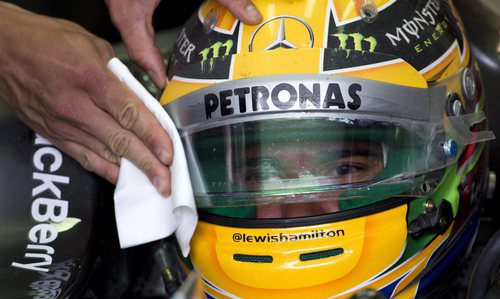 Limpiando el casco de Lewis Hamilton