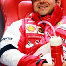 Felipe Massa, juguetón con su botella