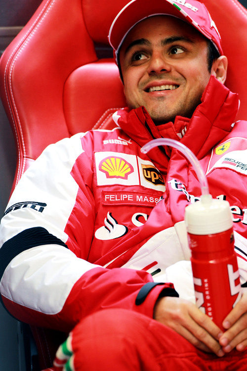 Felipe Massa, juguetón con su botella
