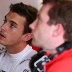 Jules Bianchi observa la acción en la pista