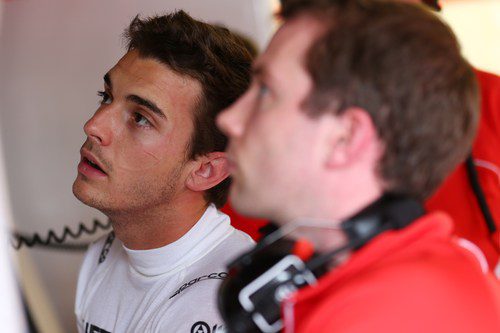 Jules Bianchi observa la acción en la pista