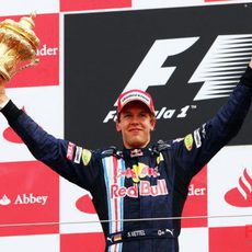 Vettel con su trofeo