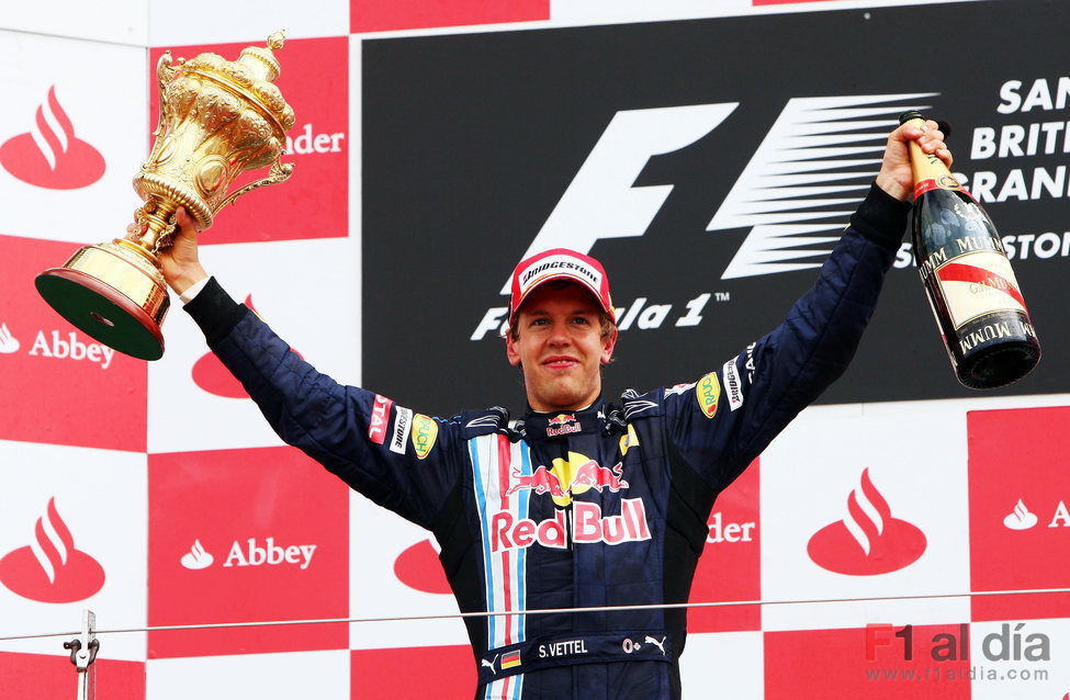 Vettel con su trofeo