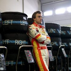 Alonso con los neumáticos