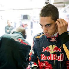 Buemi en el box de Toro Rosso