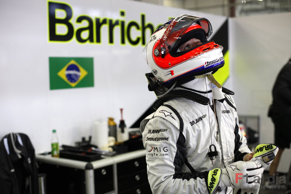 Barrichello en su box