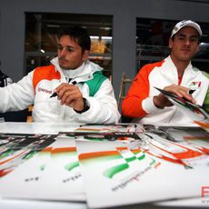 Sutil y Fisichella firman autógrafos
