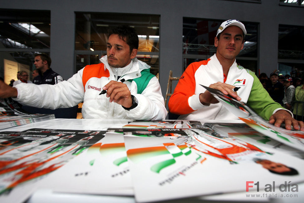 Sutil y Fisichella firman autógrafos