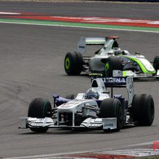 Heidfeld perseguido por Button