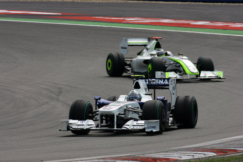 Heidfeld perseguido por Button