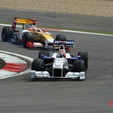 Kubica mantiene detrás a Alonso