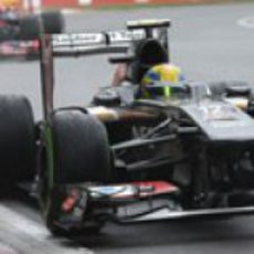Esteban Gutiérrez rueda por delante de Webber
