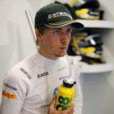Charles Pic se hidrata antes de la clasificación del GP de Canadá 2013