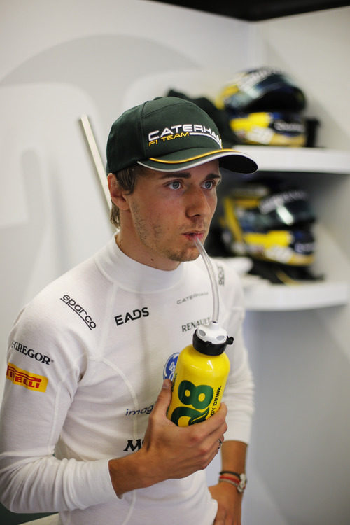 Charles Pic se hidrata antes de la clasificación del GP de Canadá 2013
