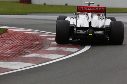 Jenson Button ataca los bordillos del trazado Gilles-Villenuve