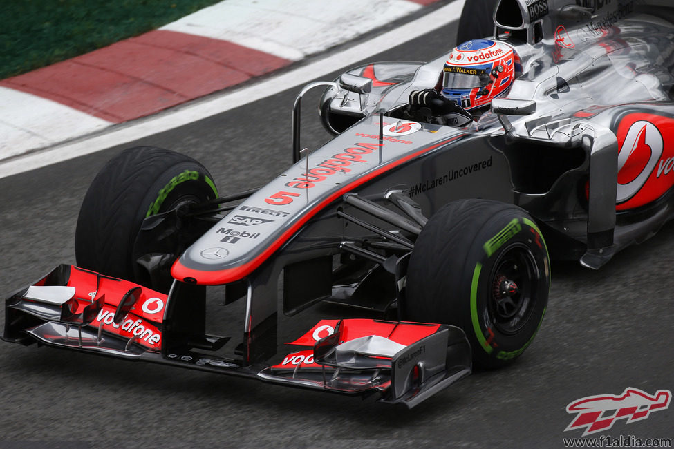 Jenson Button naufraga con los intermedios