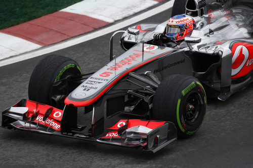 Jenson Button naufraga con los intermedios