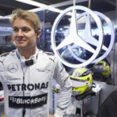 Nico Rosberg sonriente justo a la estrella de Mercedes