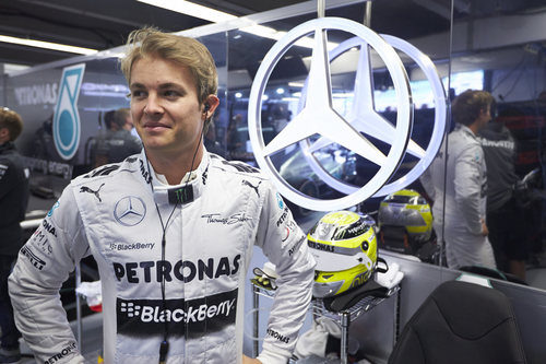 Nico Rosberg sonriente justo a la estrella de Mercedes
