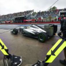 Nico Rosberg sale de su 'box' con neumáticos intermedios