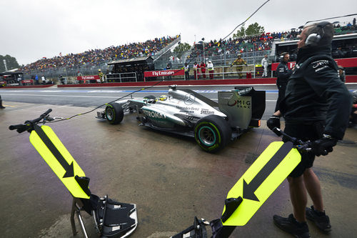 Nico Rosberg sale de su 'box' con neumáticos intermedios