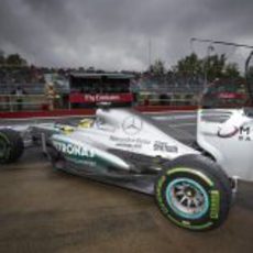 Nico Rosberg sale de su 'box' con un cielo totalmente nublado