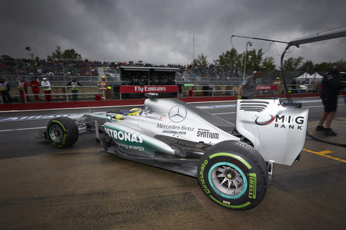 Nico Rosberg sale de su 'box' con un cielo totalmente nublado