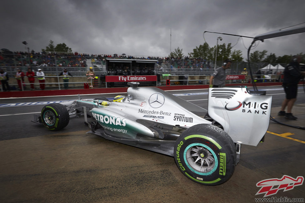 Nico Rosberg sale de su 'box' con un cielo totalmente nublado