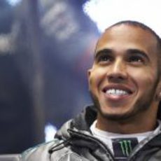 Lewis Hamilton sonriente en Mercedes