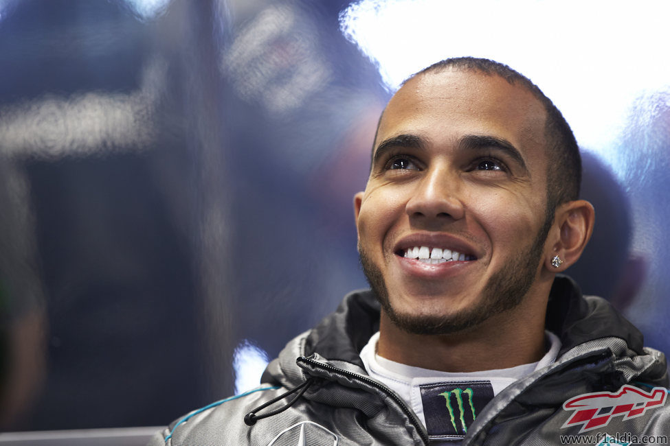 Lewis Hamilton sonriente en Mercedes