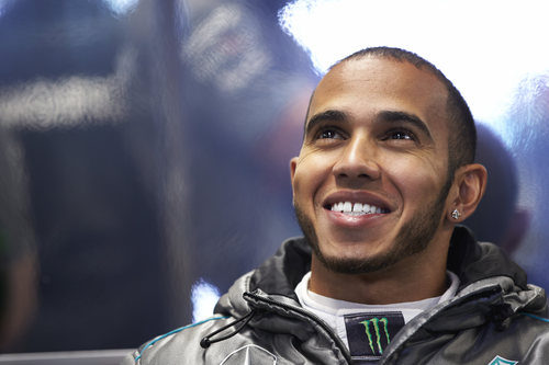 Lewis Hamilton sonriente en Mercedes