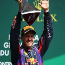 Sebastian Vettel alza el trofeo de Canadá