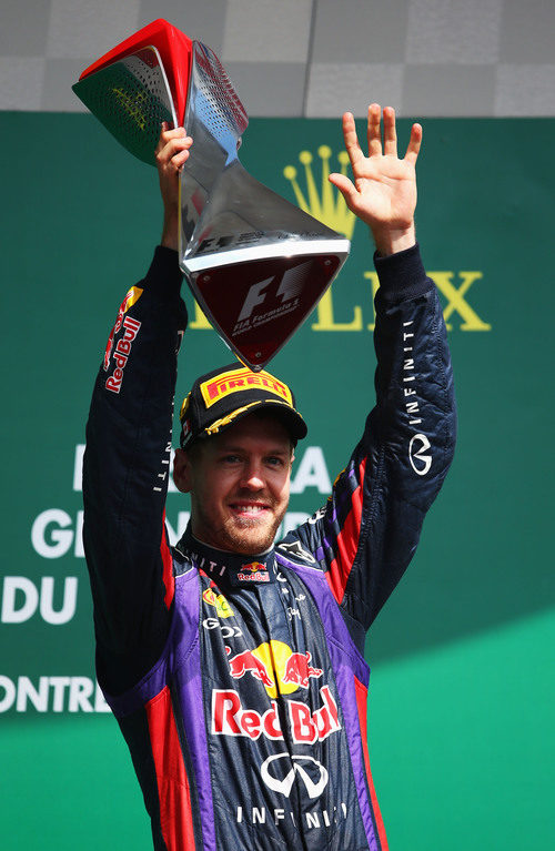 Sebastian Vettel alza el trofeo de Canadá