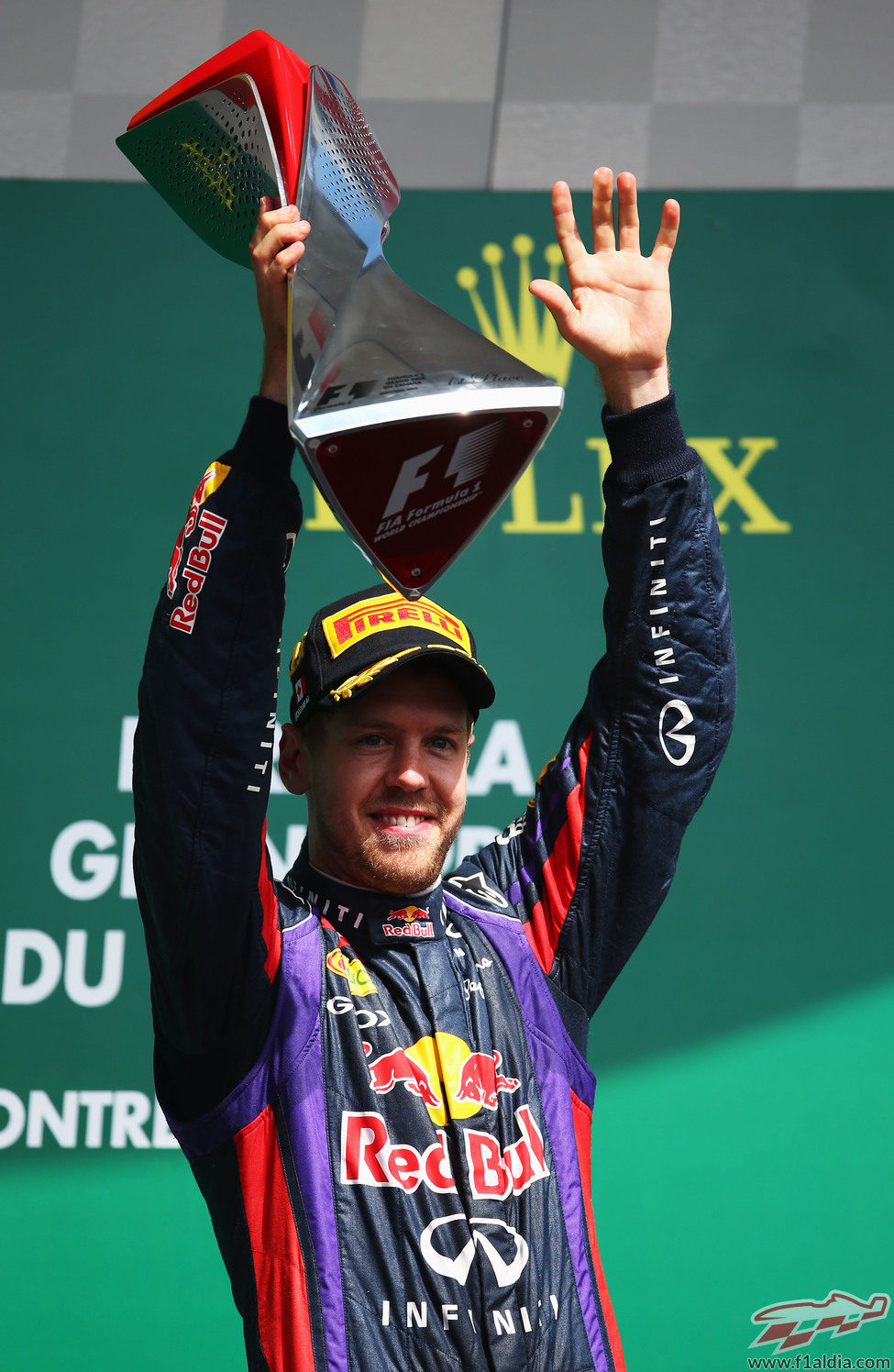 Sebastian Vettel alza el trofeo de Canadá