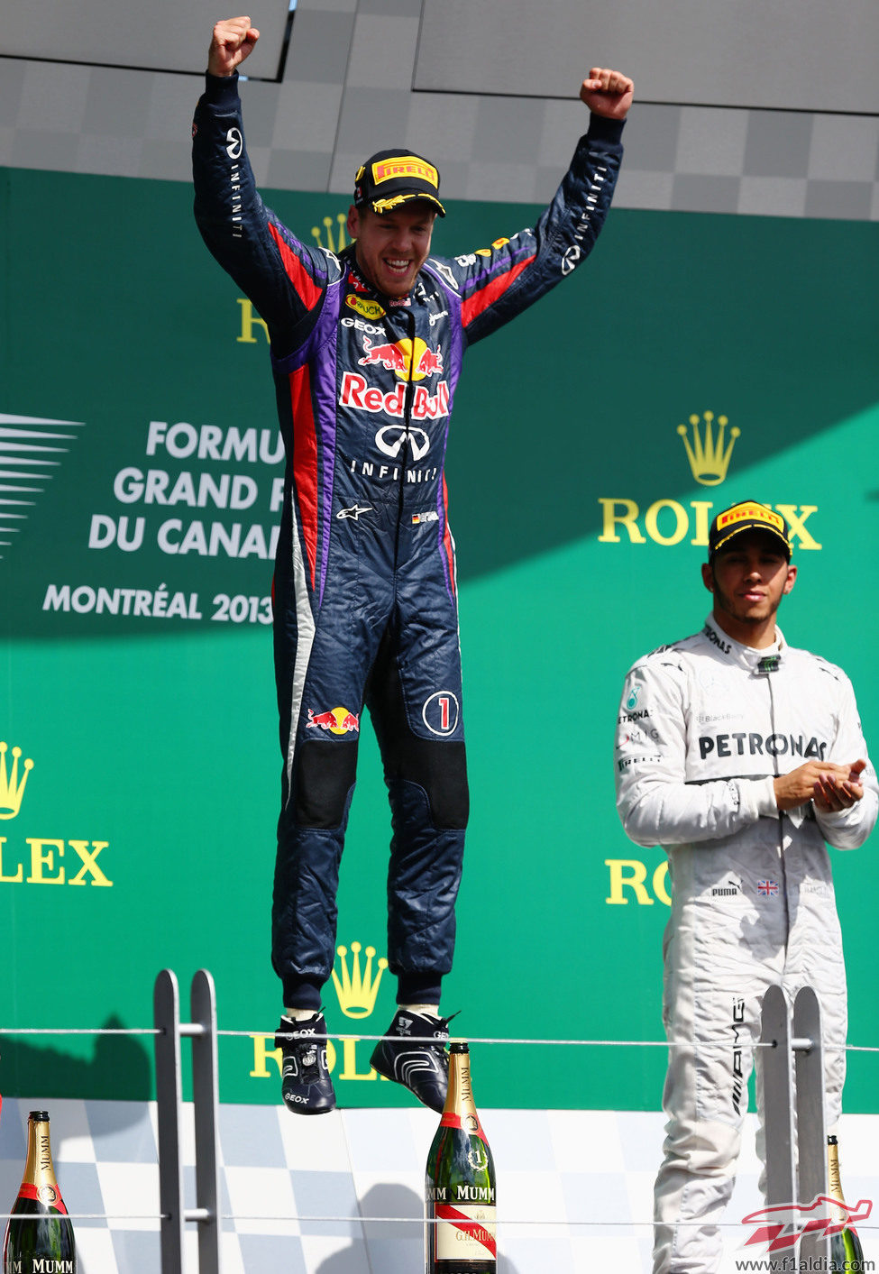 Sebastian Vettel salta de alegría ante un Hamilton serio