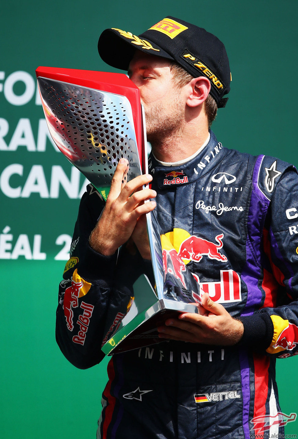 Sebastian Vettel besa el triunfo