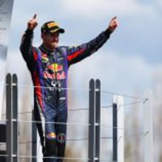 Sebastian Vettel celebra la victoria en el podio