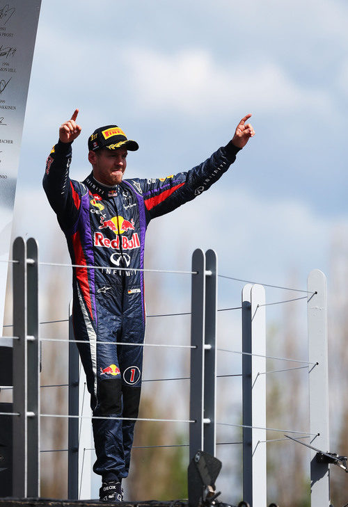 Sebastian Vettel celebra la victoria en el podio