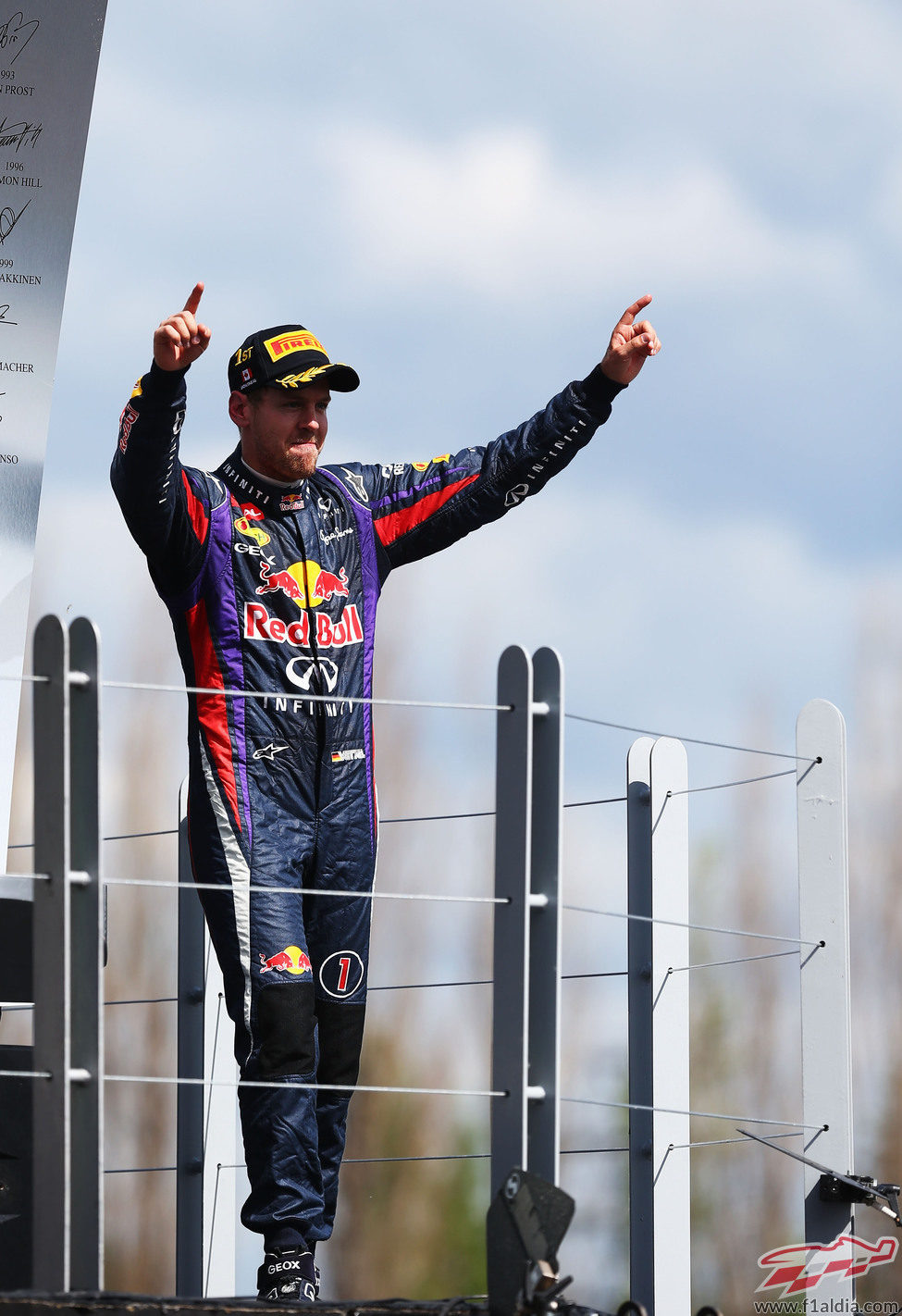 Sebastian Vettel celebra la victoria en el podio