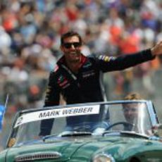 Mark Webber saluda durante el 'drivers' parade'