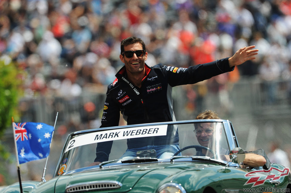 Mark Webber saluda durante el 'drivers' parade'
